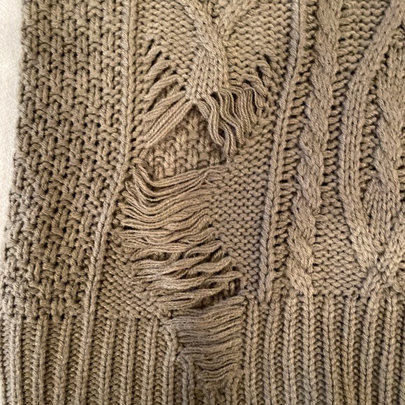 Over sized distressed turtleneck sweater - Picture 5 of 9